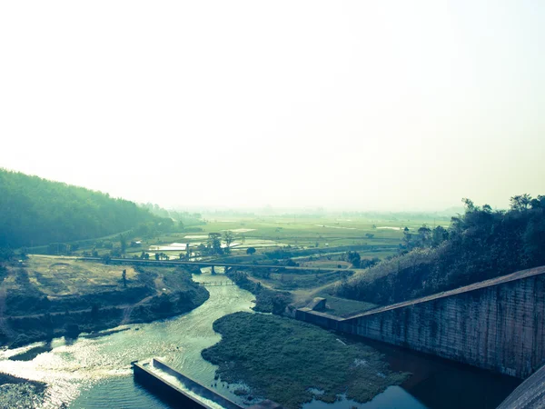 Канель и поле рядом с водохранилищем Мае-Суай, Чианграй, Тха — стоковое фото