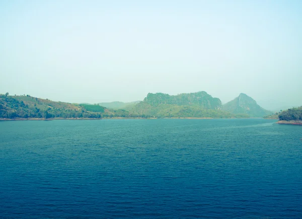 Mae Suay reservoir in Chiang rai, Thailand: gefilterde afbeelding: Kruis — Stockfoto