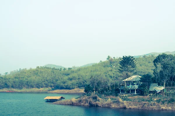 Zwevende bamboe hut in het rustige lake in Chiang rai, Thailand: Fi — Stockfoto