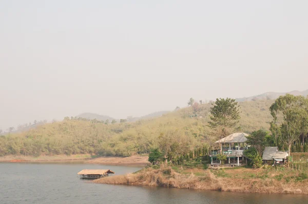 Cabane flottante en bambou dans un lac paisible dans la région de Chiang, Thaïlande — Photo