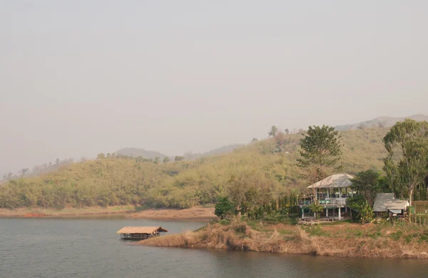 Pływające bamboo hut w spokojnym jeziorze w Chiang rai, Thailand — Zdjęcie stockowe