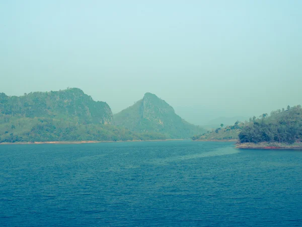 Mae Suay reservoir in Chiang rai, Thailand: gefilterde afbeelding: Kruis — Stockfoto