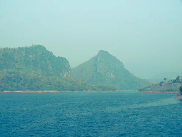 Mae Suay reservoir in Chiang rai, Thailand: gefilterde afbeelding: Kruis — Stockfoto