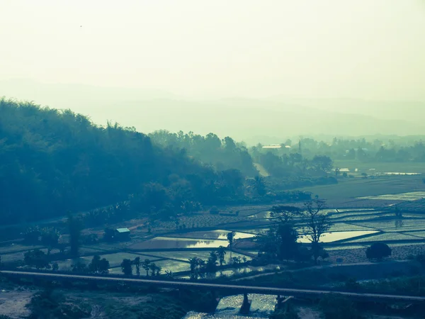 Canel e paddy campo nas proximidades do reservatório de mae suay, chiang rai, tha — Fotografia de Stock