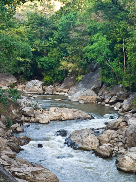 Corriente en el Parque Nacional Ob Luang en Chiang Mai, Tailandia . — Foto de Stock