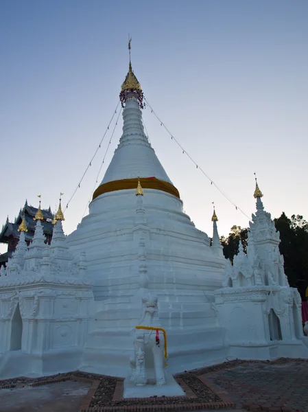 Пагода в стиле Тай Яй с вздыхающим опекуном в Ват Пхра Это Дой К — стоковое фото