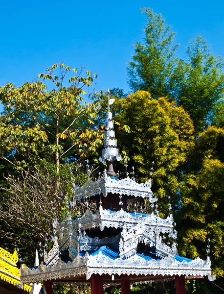 Decoração de telhado em estilo Tai Yai em Mae Hong Son, Tailândia . — Fotografia de Stock