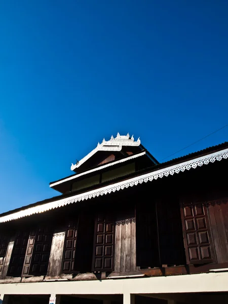 Tai Yai arquitetura mosteiro de madeira no céu azul em Pai, Mae Hong Son, Tailândia — Fotografia de Stock