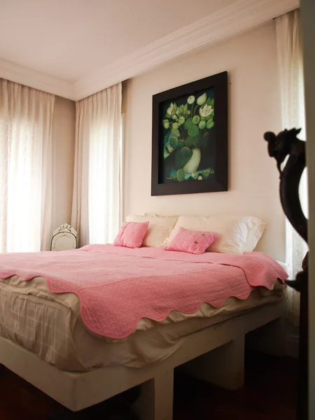 Tweepersoons slaapkamer met lotussen schilderij decoratie — Stockfoto