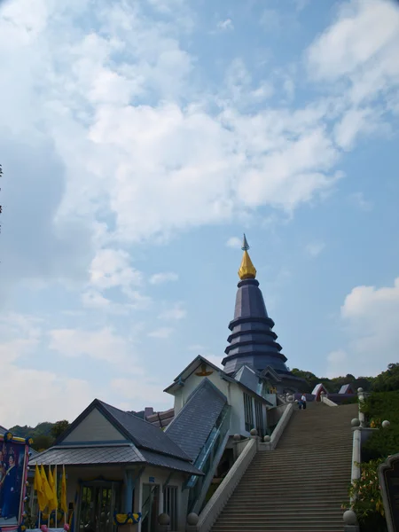 Fioletowe pagoda na górze w Chiang Mai, Tajlandia — Zdjęcie stockowe