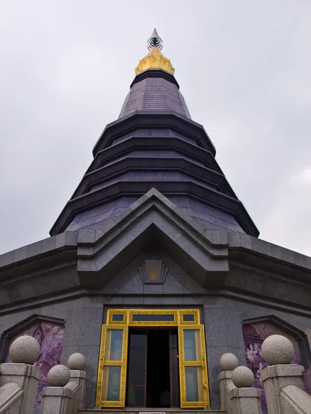 Фиолетовая пагода на горе в Чиангмае, Таиланд — стоковое фото