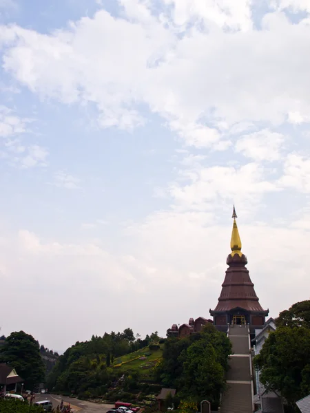 เจดีย์สีม่วงบนภูเขาในเชียงใหม่ ประเทศไทย — ภาพถ่ายสต็อก