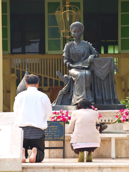 Chiang Mai, Thailand- February 27-Closeup of couple of older prostrate themselves to worship Princess Dara Rasmi statue in Daraphirom Palace on February 27 2011 in Chiang Mai, Thailand — Stock Photo, Image