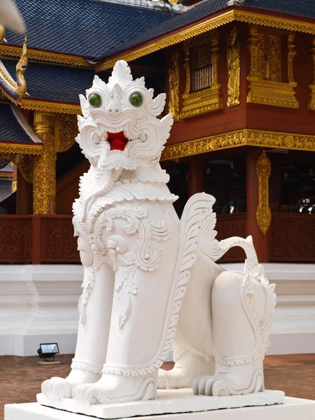Bílý štuk Lev v baan den wat v chiang mai, Thajsko — Stock fotografie