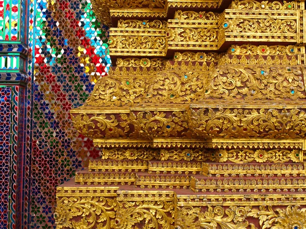 Golden engraved stucco decoration in Buddhist vihara in Thailand — Stock Photo, Image