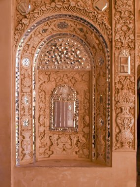 closeup beyaz sıva ve ayna dekorasyon iç duvarında eski evde tarihi: kashan, Iran
