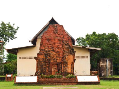 Antik Khmer laterite tapınak Sakon Nakorn Tayland içinde