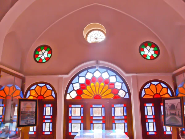色彩斑斓的彩色玻璃装饰在历史的房子在伊朗卡尚 — 图库照片