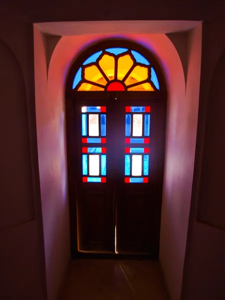 Décoration colorée de vitraux dans une maison historique à Kashan en Iran — Photo