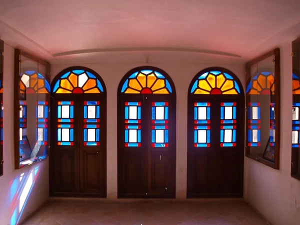 Décoration colorée de vitraux dans une maison historique à Kashan en Iran — Photo