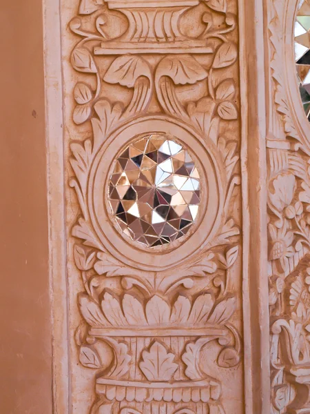 Closeup of white stucco and mirror decoration in the interior wall of historic old house in Kashan, Iran — Stock Photo, Image