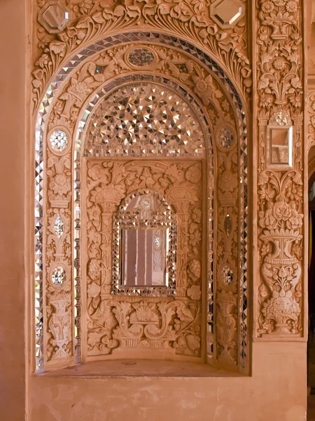 Closeup de estuque branco e decoração de espelho na parede interior da histórica casa velha em Kashan, Irã — Fotografia de Stock