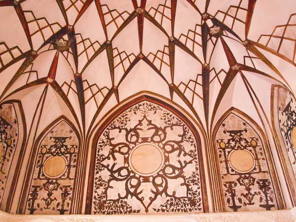 Décoration de plafond intérieur de la vieille maison historique à Kashan en Iran — Photo