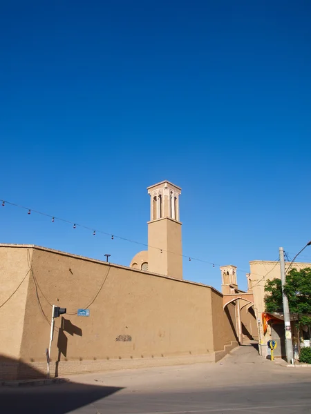 Adobe arquitetura na rua Alvavi no céu azul em Kashan, no Irã — Fotografia de Stock