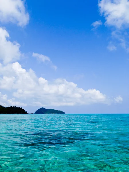 Kristalheldere blauwe water van de Andamanzee tegen blauwe hemel in Surin Marine park, Phanga, Thailand — Stockfoto