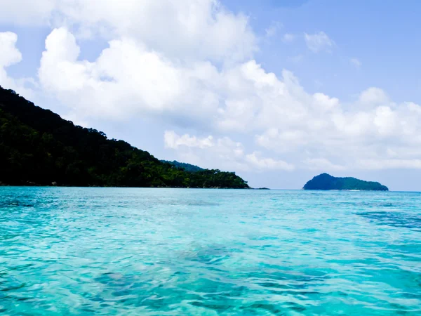 Kristalheldere blauwe water van de Andamanzee tegen blauwe hemel in Surin Marine park, Phanga, Thailand — Stockfoto