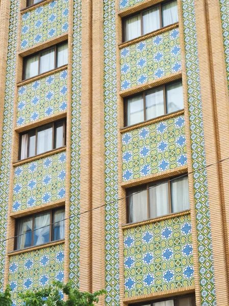 Décoration de carreaux de mosaïque sur la façade du bâtiment à Téhéran, Iran — Photo