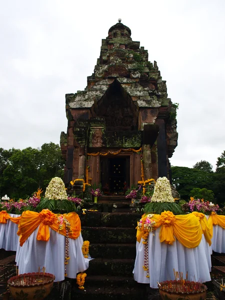 Starożytnego khmerski laterite sanktuarium w Sakon Nakorn w Tajlandii — Zdjęcie stockowe