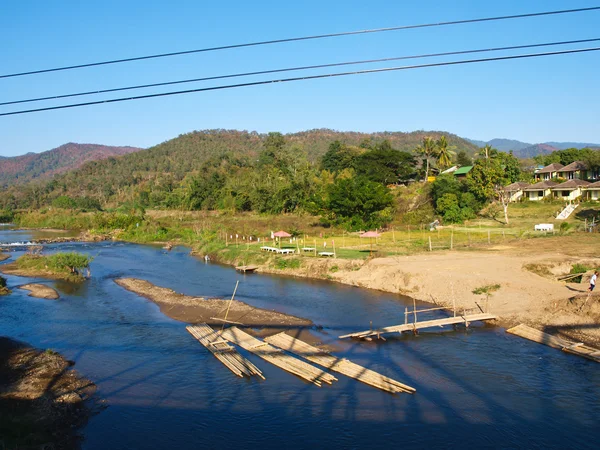 Bamboo rafts in Pai river viewed from Memorial bridge in Pai, Ma — Stock Photo, Image