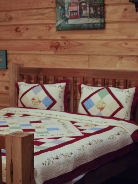 Camera da letto in una casetta di legno — Foto Stock