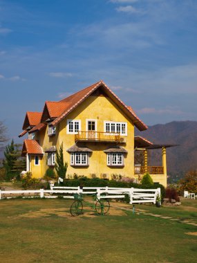 Sarı sevimli ev ve mavi gökyüzünde pai, mae hong son, Tayland 