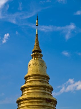 Golden pagoda mavi gökyüzünde Lamphun Tayland ile