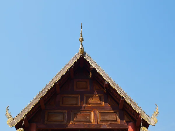 Tradycyjnym drewnianym dachem dwuspadowym z buddyjskich vihara o Ula na t — Zdjęcie stockowe