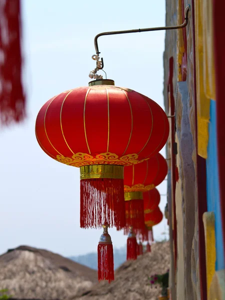 Doğada kırmızı Çin fener satırı