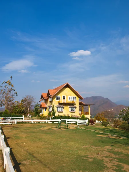 Yellow lovely house and blue sky in pai, mae hong son, thailand — Stock Photo, Image