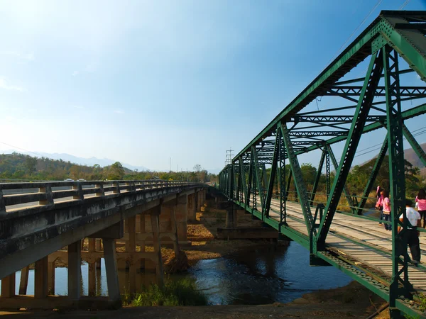 Ponts en béton armé et en fer sur la rivière Pai à Mae hong son, Thaïlande — Photo