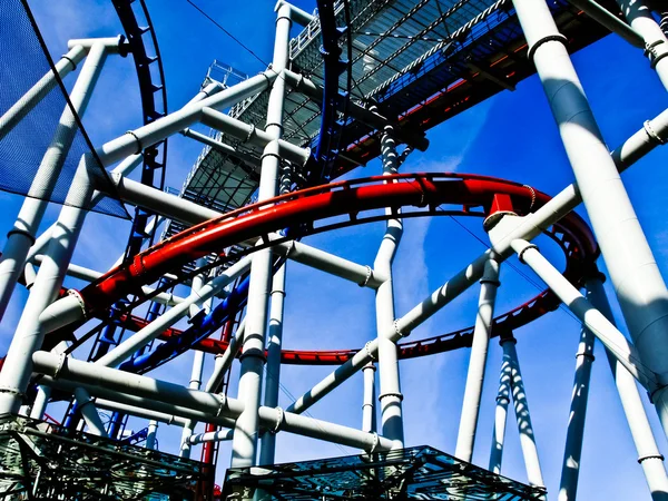 Roller coaster w parku rozrywki — Zdjęcie stockowe