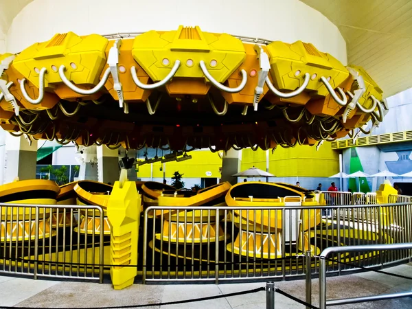 Żółty samochodów zderzak w parku rozrywki — Zdjęcie stockowe