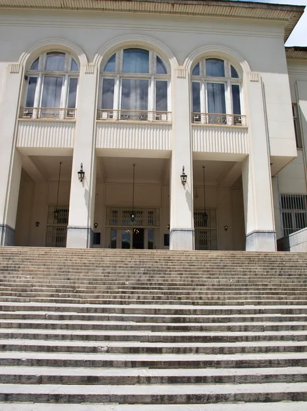 Adımlar ve sütunlar, Tahran, İran ile tarihi bina girişi