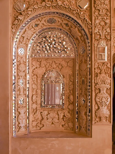 在卡尚，伊朗白色灰泥和镜子装饰的特写 — 图库照片