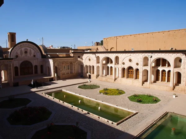 Pátio fonte da antiga casa histórica em Kashan, Irão — Fotografia de Stock