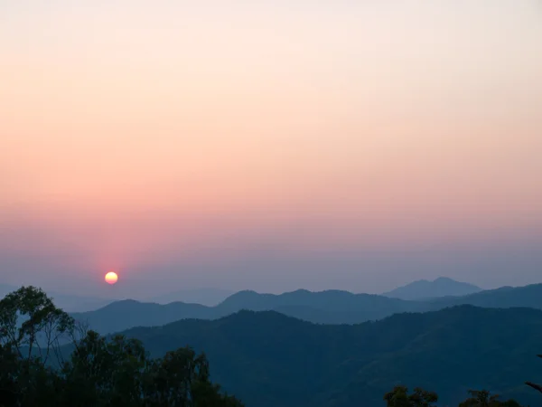 Pôr do sol nas montanhas em Chiang rai na Tailândia — Fotografia de Stock