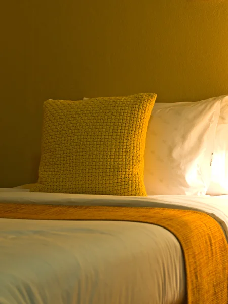 Cuscino giallo in stile moderno camera da letto interno con luce calda — Foto Stock