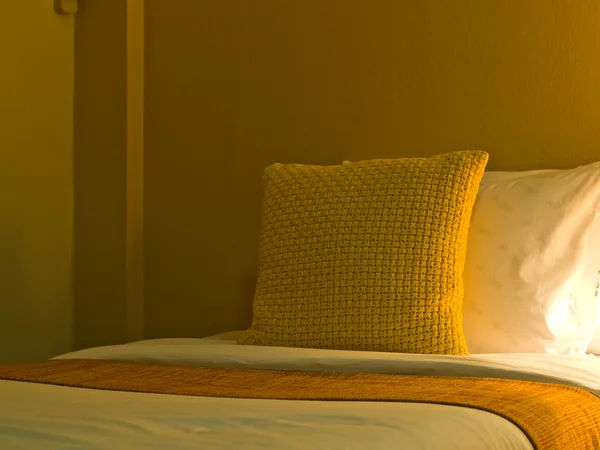 Žlutý polštář v moderním stylu interiéru ložnice s teplým světlem — Stock fotografie