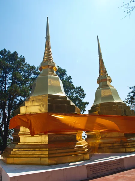 Goldene Pagoden in phra that doi tung tempel in chiang rai, thailand — Stockfoto