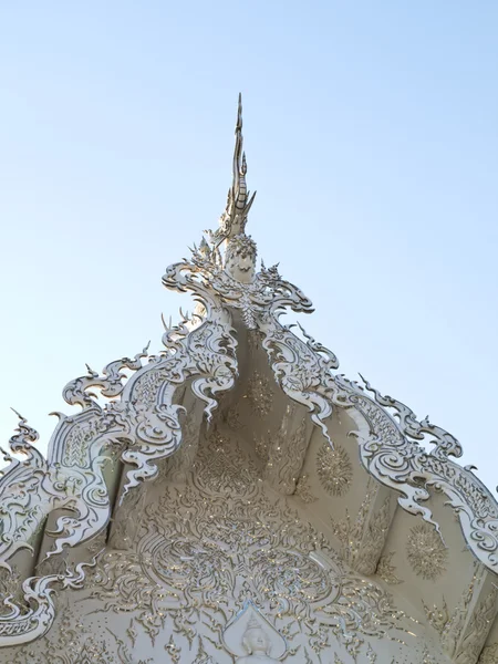 Detail výzdoby štítu v bílém chrámu Wat Rong Khun, v Chiang Rai, Thajsko — Stock fotografie